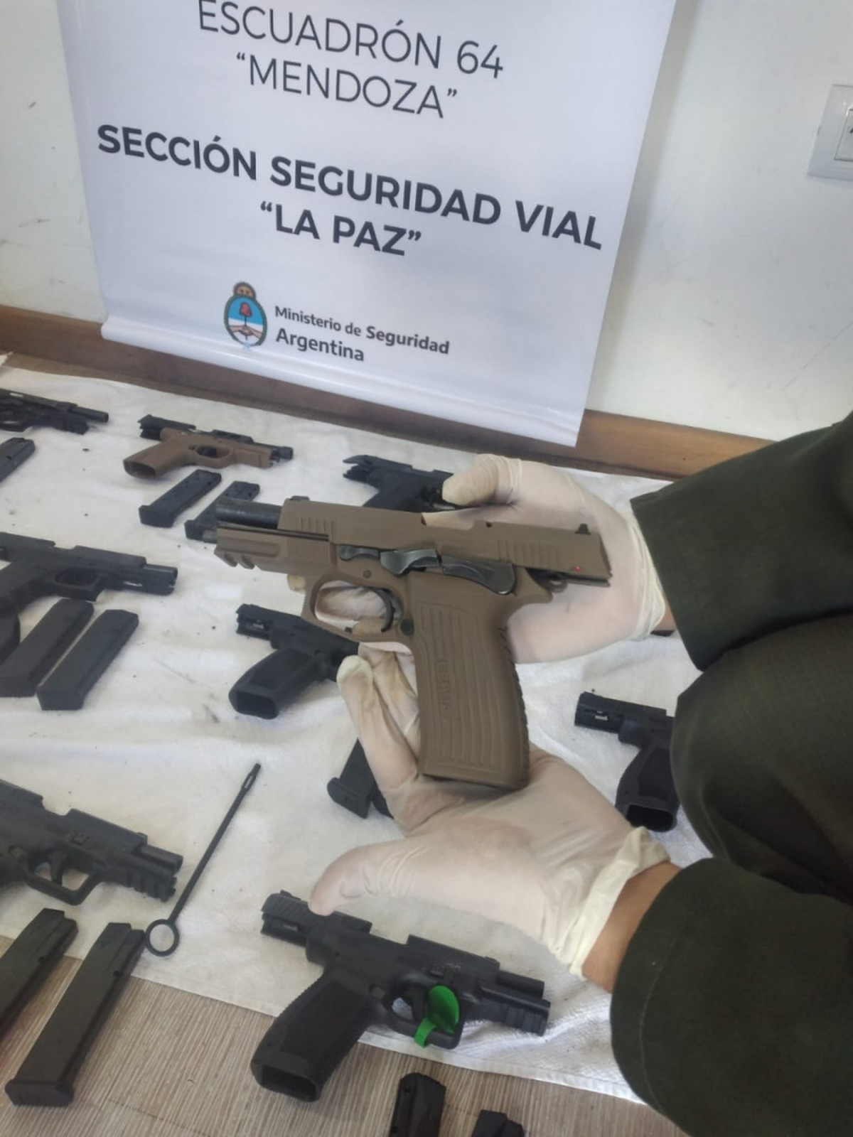 Parte del arsenal de armas de fuego detectado a bordo del colectivo.