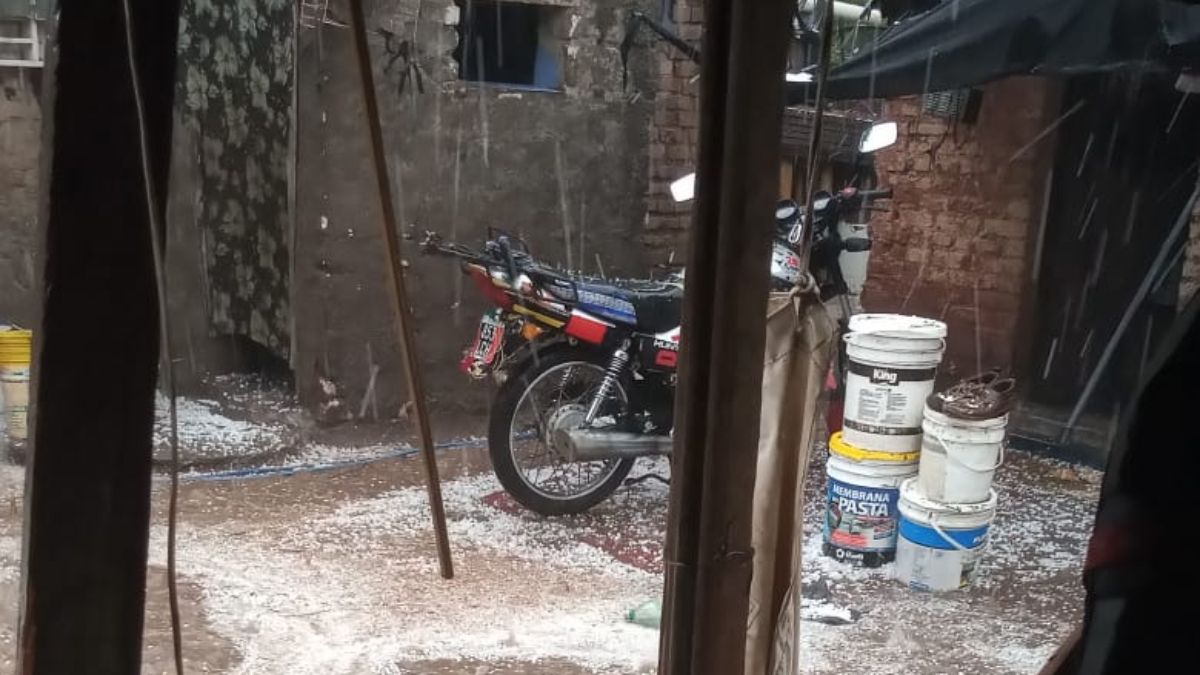Con pequeñas habitaciones de adobe y nylon la familia del chico de 13 años, que cayó al zanjón de Los CIruelos durante la tormenta del año pasado en el barrio Olivares, trata de acomodarse en un pedacito de terreno prestado.