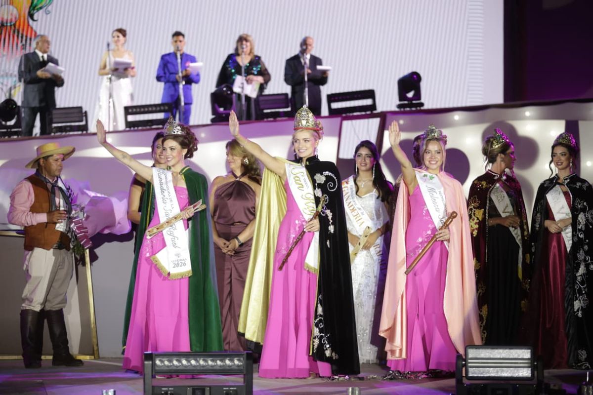 En el frente del escenario, de izquierda a derecha: Julieta Abigail Romero, de Las Paredes, representante de la Ganadería; Azul Antolínez, reina departamental de la Vendimia de San Rafael y Lourdes Fenoy Guizzardi, de Real del Padre, representante de la Melesca. En el frente del escenario, de izquierda a derecha: Julieta Abigail Romero, de Las Paredes, representante de la Ganadería; Azul Antolínez, reina departamental de la Vendimia de San Rafael y Lourdes Fenoy Guizzardi, de Real del Padre, representante de la Melesca.