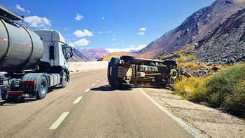 Accidente en Ruta 7 en alta montaña: vuelco y vehículos involucrados cerca de Puente del Inca Accidente en Ruta 7 en alta montaña: vuelco y vehículos involucrados cerca de Puente del Inca