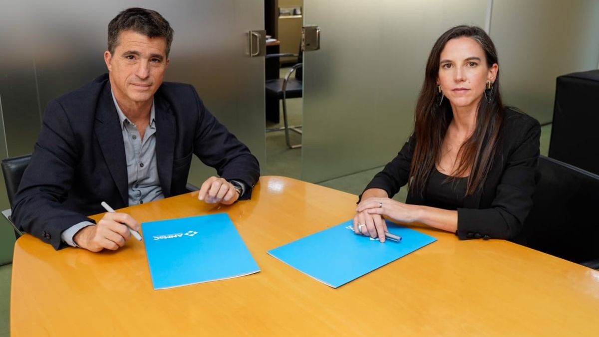 La ministra de Seguridad, Mercedes Rus, junto al director ejecutivo de la Agencia Nacional de Materiales Controlados (ANMac), Juan Pablo Allan.