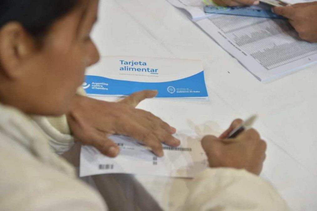 AUH Navidad en pandemia: el nuevo plan de asistencia: Tarjeta Alimentaria doble, bono y acumulado