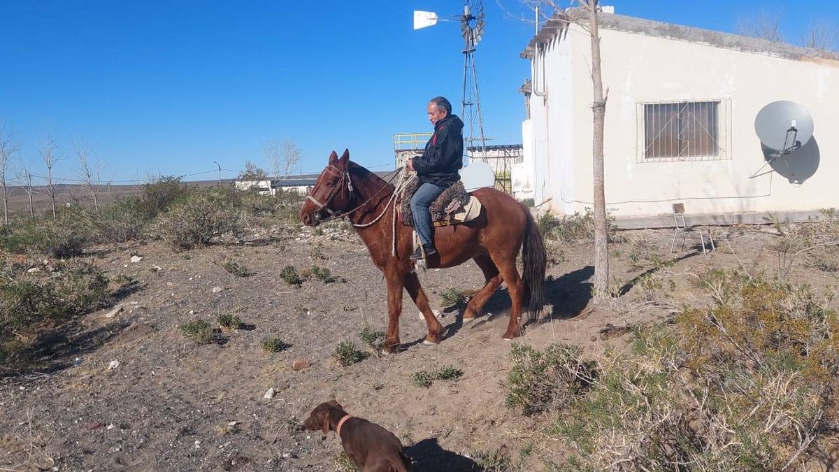 Evaristo Pérez un día cualquiera y en medio de un paisaje inhóspito, en Malargüe. Evaristo Pérez un día cualquiera y en medio de un paisaje inhóspito, en Malargüe.