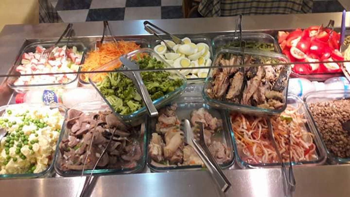 Fue a un tenedor libre, comió rabas, vitel toné, parrillada y langostinos: cuánto gastó