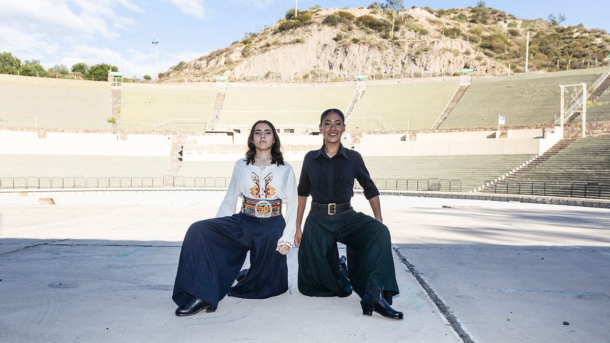 Las adolescentes del barrio La Favorita Julieta Magallanes y María Sáez Castillo compiten en malambo femenino en el Pre Cosquín 2025. Es la primera vez que este rubro entra en competencia en ese festival cordobés.