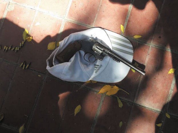Detuvieron a un chico de 17 años y a otro de 26 con un revolver y drogas