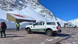 Personal de Gendarmería, Policía y Guardia Urbana monitoreó el tránsito de los camiones hasta el Paso Cristo Redentor tras su reapertura