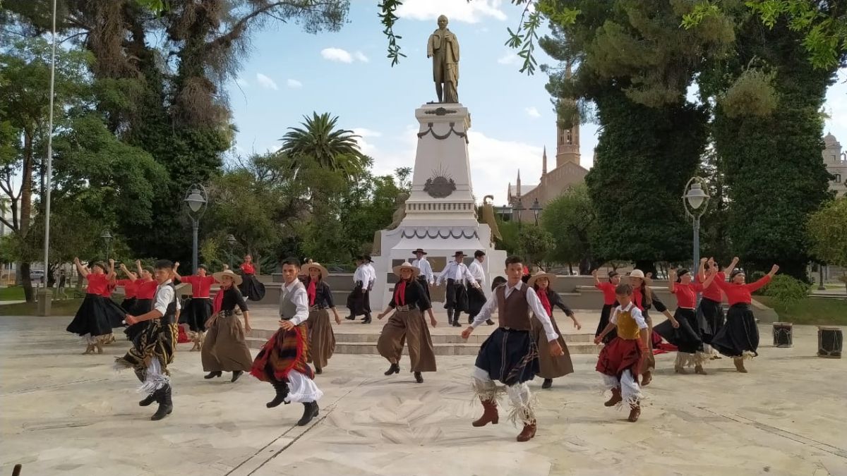La emblemática plaza mayor Tomás Godoy Cruz, con la iglesia San Vicente Ferrer de fondo fue escenario de este bello cuadro musical folclórico.