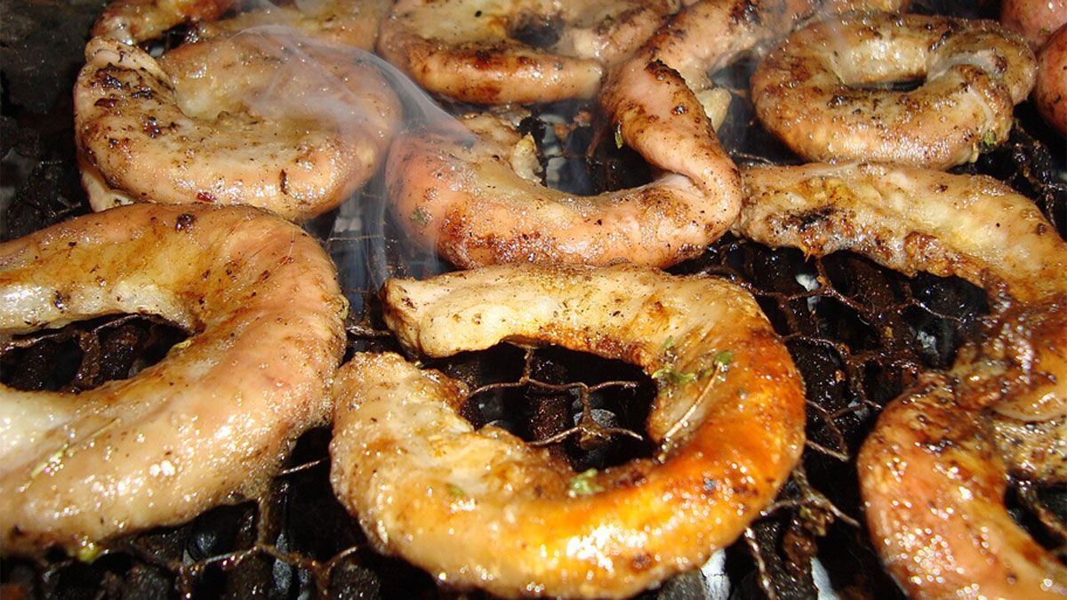 Los chinchulines son la vedette de la parrilla del asado.