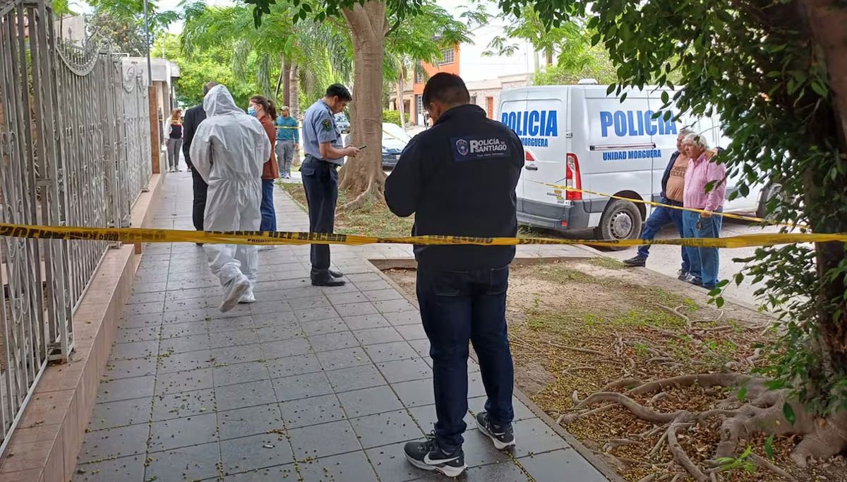Escenas desgarradoras se vivieron cuando retiraron a la niña muerta por asfixia de su domicilio, en Santiago del Estero. Foto: gentileza La Nación. Escenas desgarradoras se vivieron cuando retiraron a la niña muerta por asfixia de su domicilio, en Santiago del Estero. Foto: gentileza La Nación.