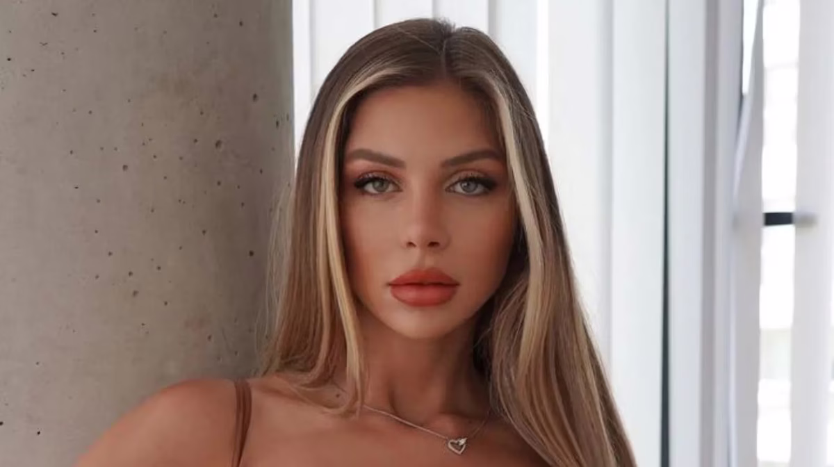 Así es como Romina Malaspina reverencia el Barbiecore y lo lleva a nivel salvaje