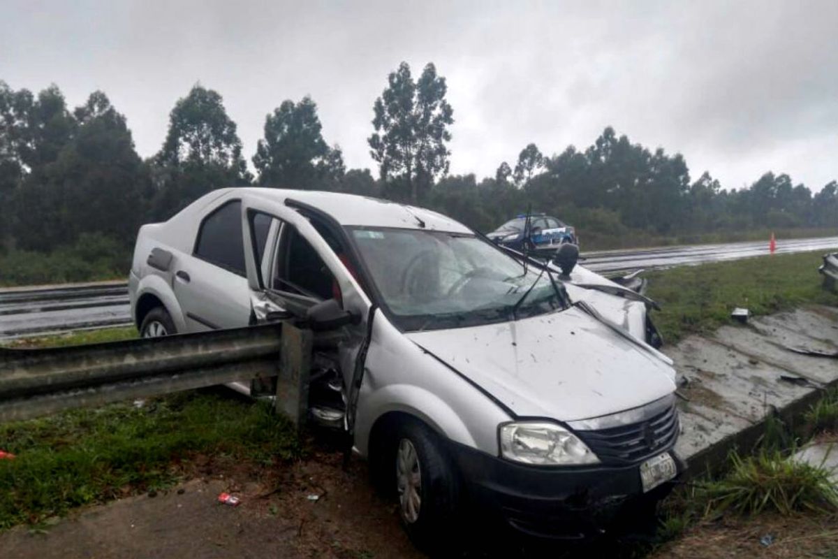 Impresionante choque en la ruta: un auto atravesó el guardarrail