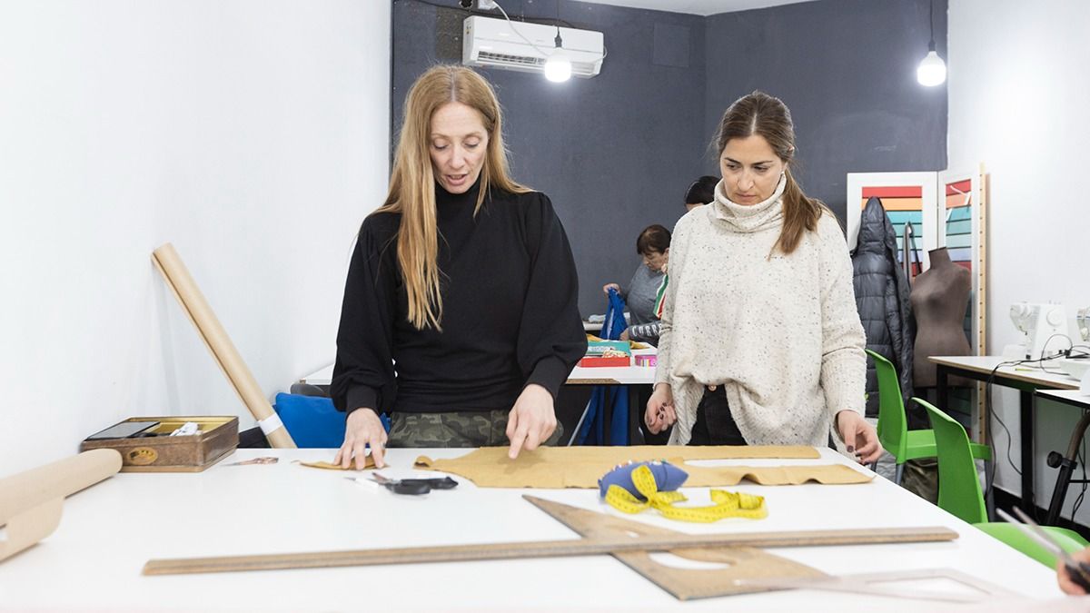 Fiorella Giordani, junto a una de sus alumnas en su taller de costura, ubicado en Chacras. Fiorella Giordani, junto a una de sus alumnas en su taller de costura, ubicado en Chacras.