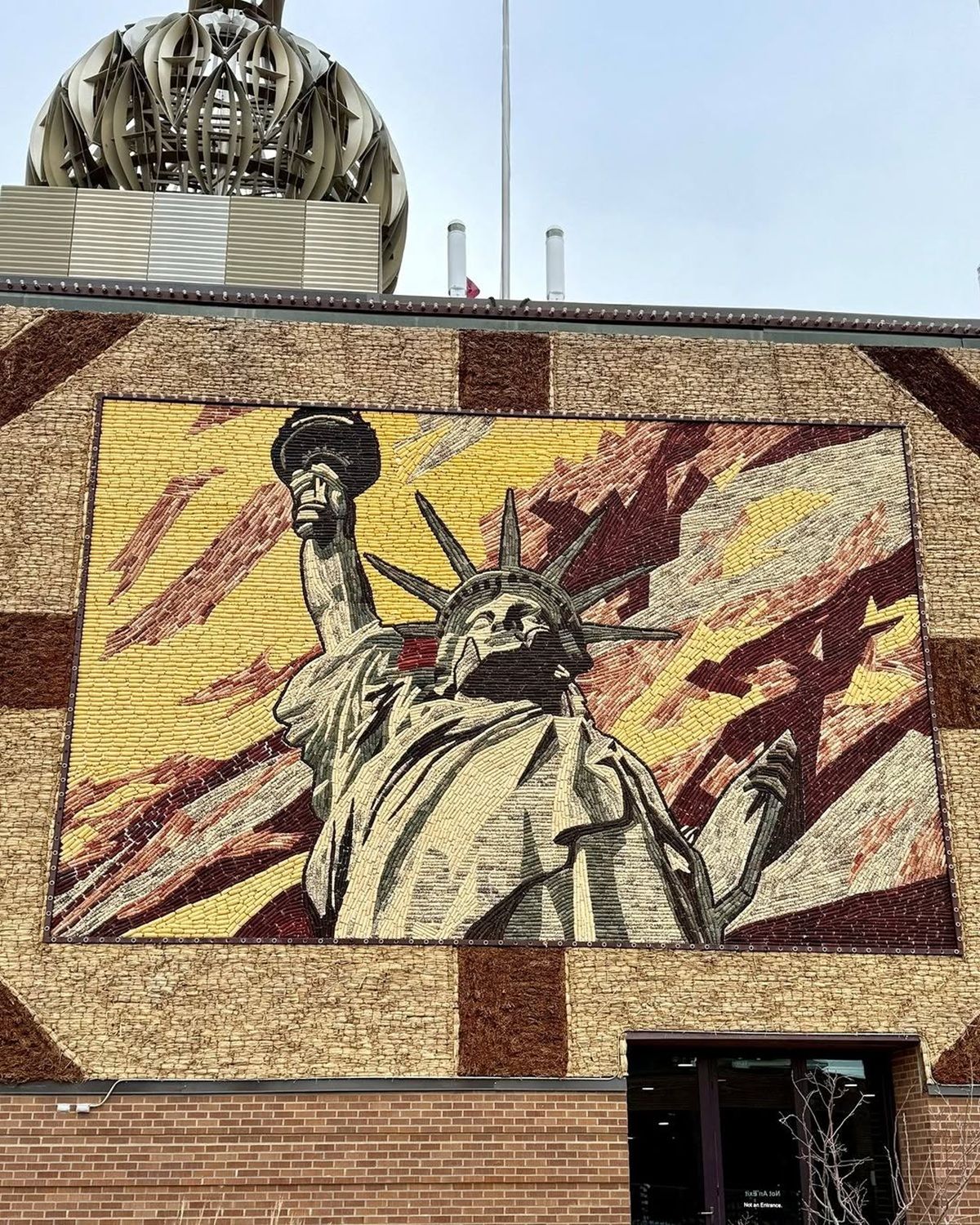 Imagen de uno de los murales de mazorcas naturales de Corn Palace vía Instagram @theworldsonlycornpalace. Imagen de uno de los murales de mazorcas naturales de Corn Palace vía Instagram @theworldsonlycornpalace. 