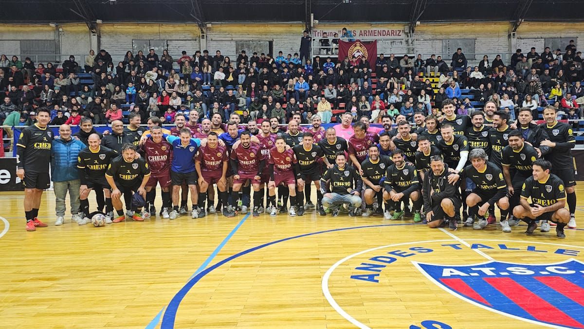 Rodeado de amigos, y con respeto y admiración de compañeros y rivales, se despidió la figura mendocina del Futsal Marcelo Mescolatti, que se lució a nivel mundial. Rodeado de amigos, y con respeto y admiración de compañeros y rivales, se despidió la figura mendocina del Futsal Marcelo Mescolatti, que se lució a nivel mundial.