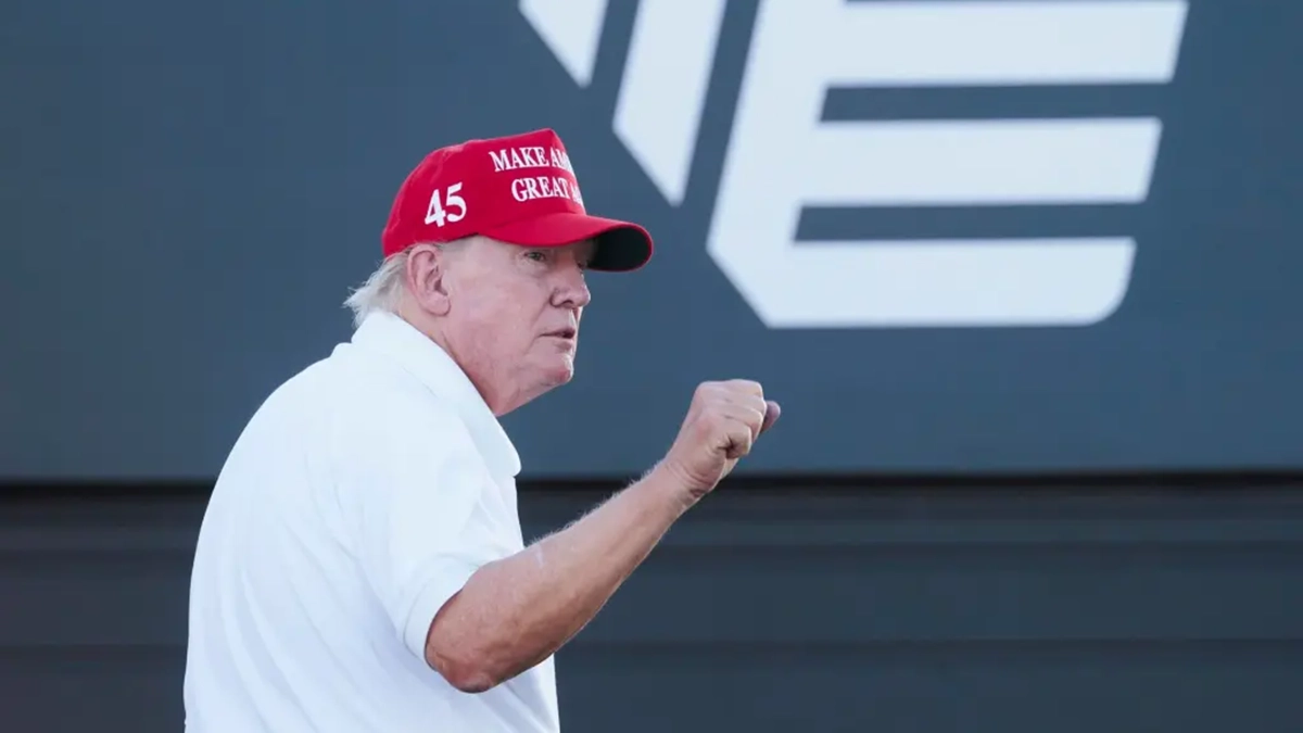 El intento de asesinato de Donald Trump este domingo, ocurrió mientas jugaba al golf en su club privado. Acá en la foto está en un torneo de golf en Nueva Jersey, el 13 de agosto de 2023. Crédito: EFE/Justin Lane.
