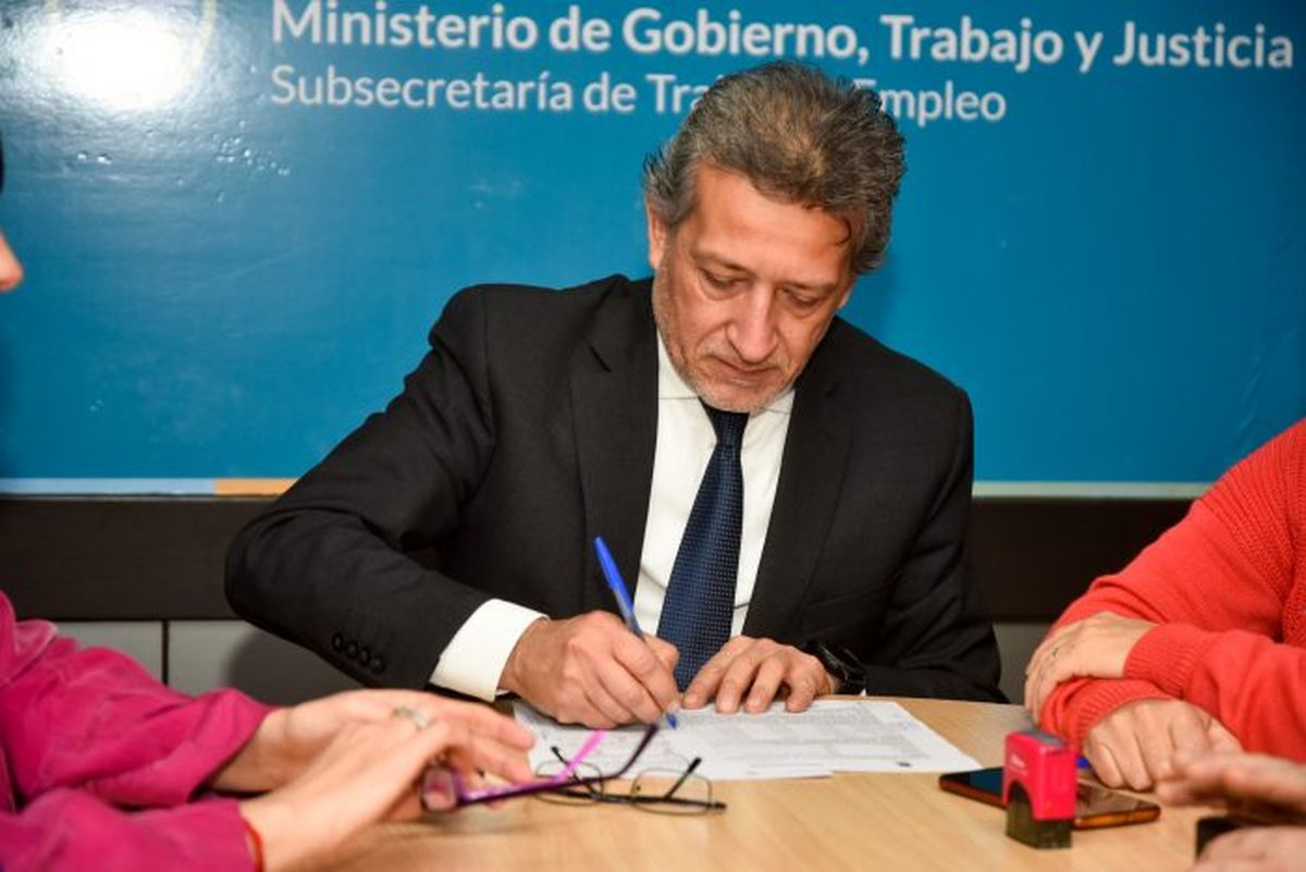 El momento de la firma del acuerdo del subsecretario de Trabajo y Empleo de Mendoza, Carlos Guido Segura. El momento de la firma del acuerdo del subsecretario de Trabajo y Empleo de Mendoza, Carlos Guido Segura.
