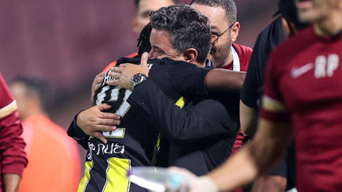 Abrazo entre Gallardo y uno de sus nuevos jugadores Abrazo entre Gallardo y uno de sus nuevos jugadores