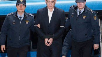 El heredero de Samsung sale de prisión tras una reducción de su condena