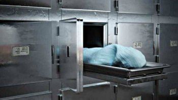 Se pasó de alcohol, despertó en la morgue y siguió de fiesta