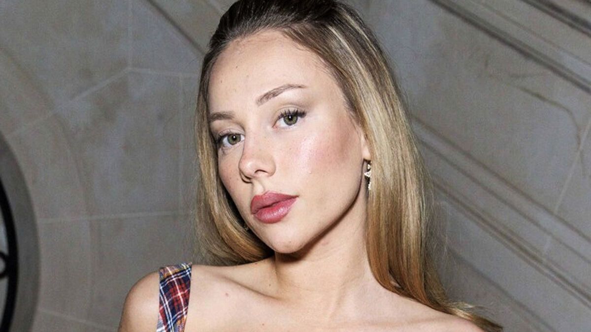 La actriz española Ester Expósito interpreta a Cayetana Aldama en la serie de Netflix. Foto: gentileza hola.com.