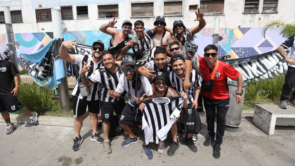 Los hinchas de Gimnasia y Esgrima invadieron Vicente López con la ilusión de llegar a Primera División