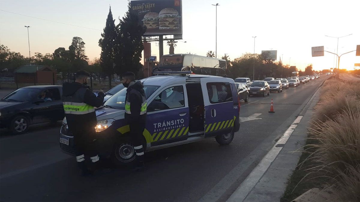 Personal de Tr&aacute;nsito realiz&oacute; peritajes y control&oacute; la circulaci&oacute;n de veh&iacute;culos como consecuencia del accidente.