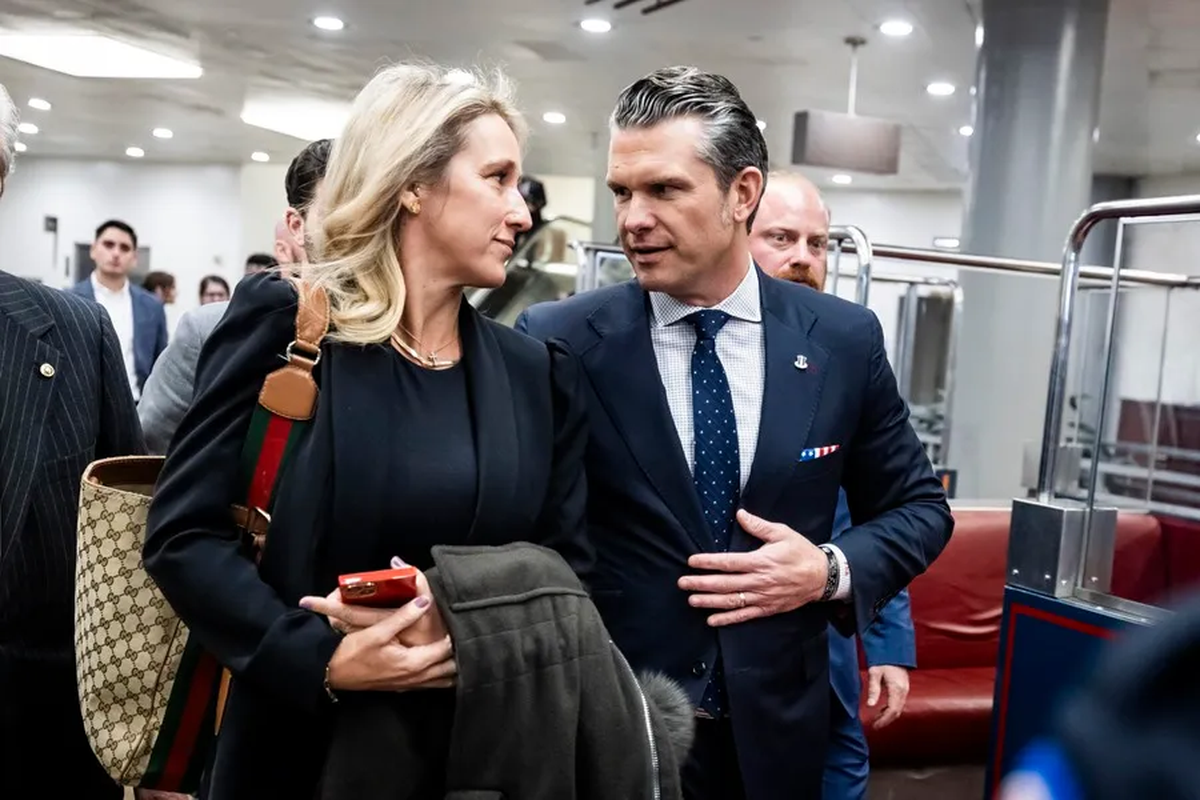 Pete Hegseth, junto a su esposa Jennifer Rauchet. Crédito: EFE/EPA/Jim Lo Scalzo. Pete Hegseth, junto a su esposa Jennifer Rauchet. Crédito: EFE/EPA/Jim Lo Scalzo.