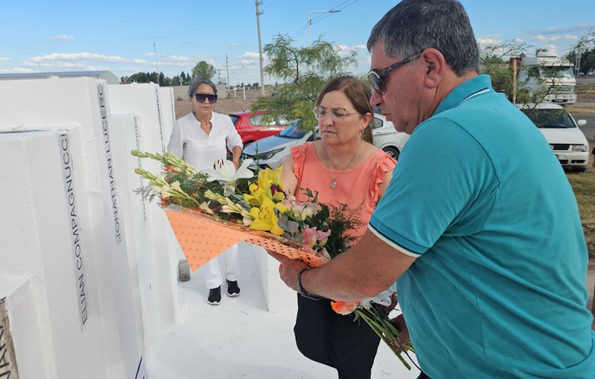 Se realizaron ofrendas florales para las 17 víctimas de la tragedia de ruta 7 en su décimo aniversario. Se realizaron ofrendas florales para las 17 víctimas de la tragedia de ruta 7 en su décimo aniversario.