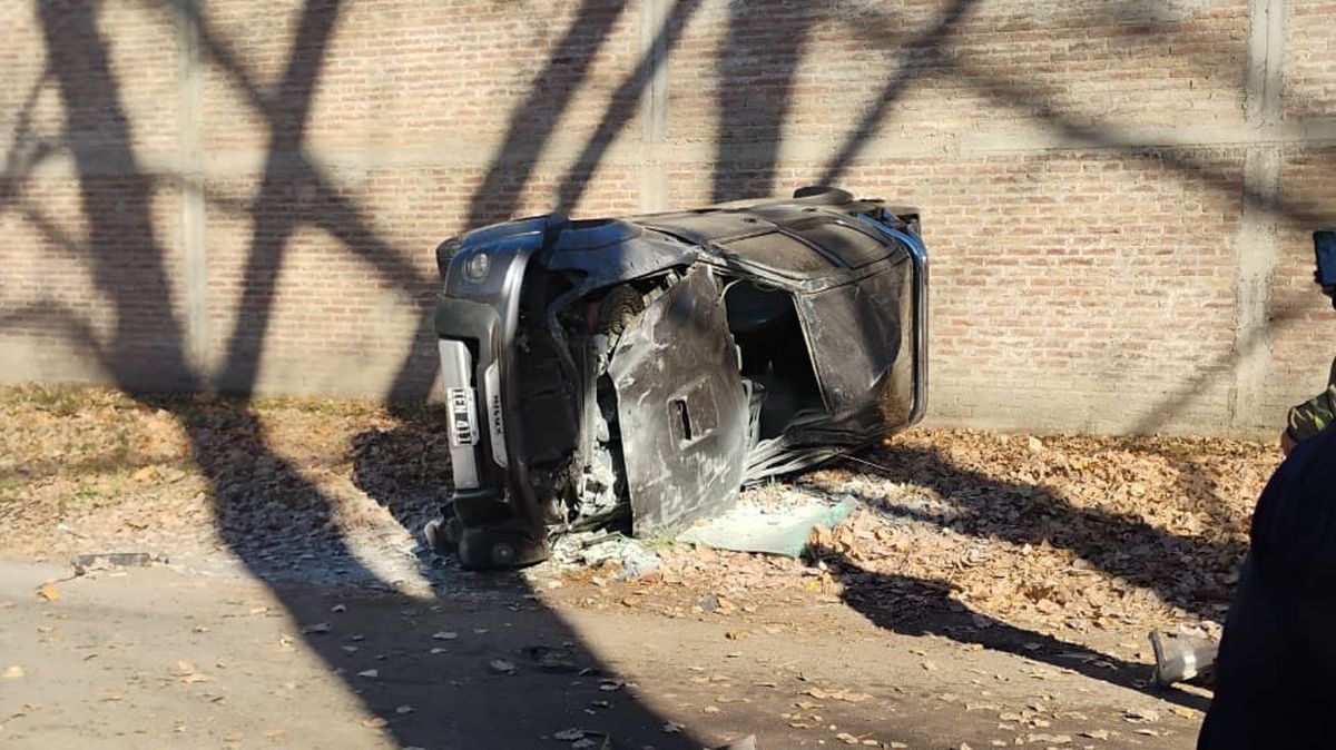 Así quedó la camioneta que manejaba Thiago Narváez, de 17 años, tras el accidente en Tunuyán. Así quedó la camioneta que manejaba Thiago Narváez, de 17 años, tras el accidente en Tunuyán.
