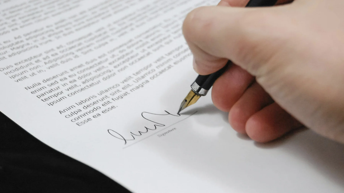 Qué significa cuando una persona subraya su nombre en la firma