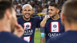 Leandro Paredes sonríe y Mauro Icardi, no tanto, en un partido del PSG.