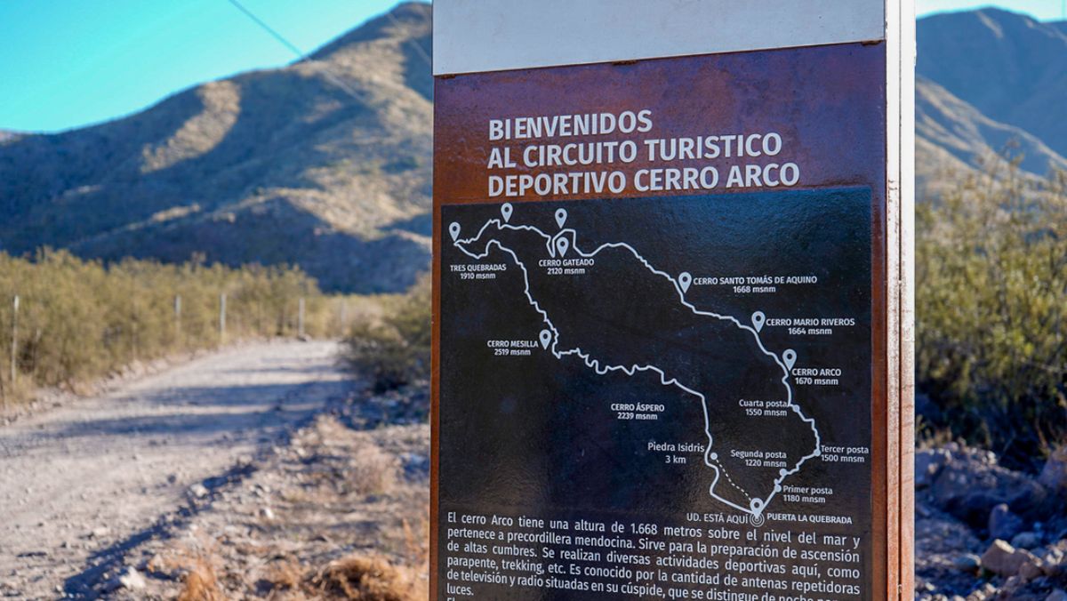 Uno de los carteles recientemente instalados por la comuna lasherina en El Challao, y en el cerro Arco, para información y guía de los visitantes locales, y en especial para turistas extranjeros.