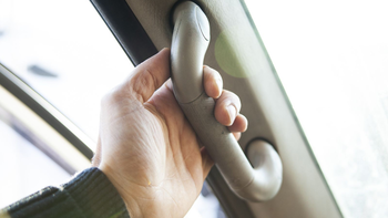 Viral: así se utilizan correctamente las agarraderas del auto