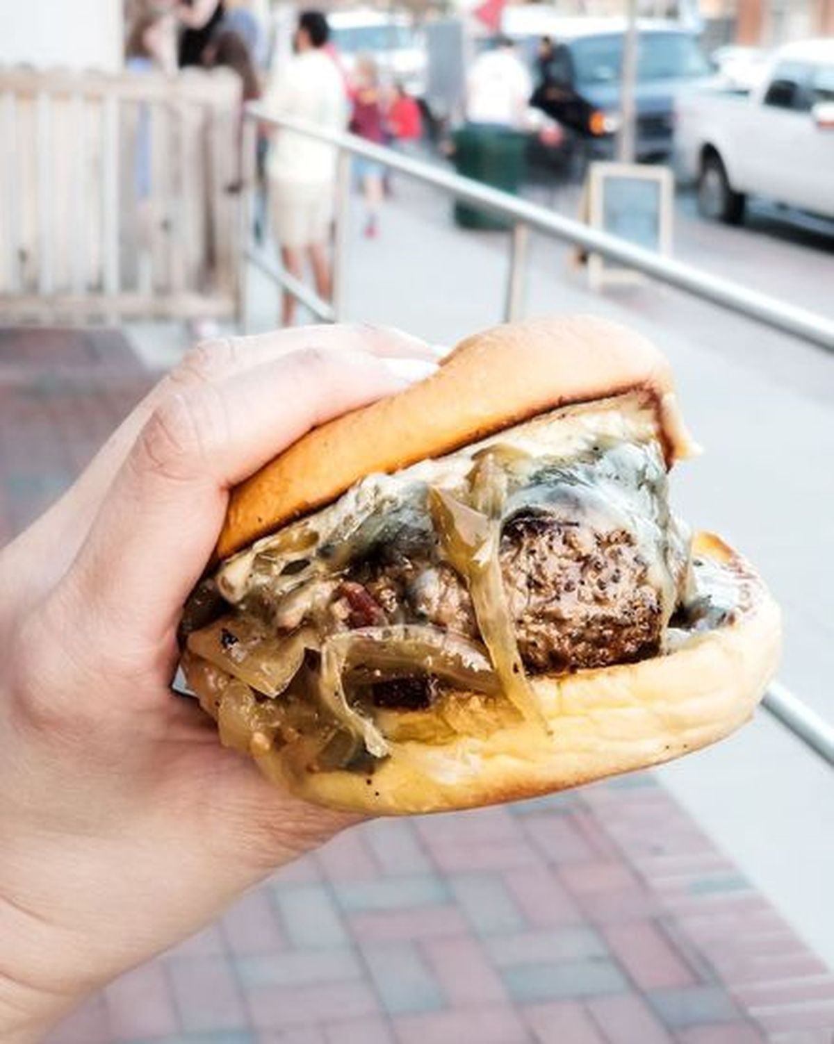 Una hamburguesa de The Village Dinner capturada por un cliente que lo compartió en Yelp. Una hamburguesa de The Village Dinner capturada por un cliente que lo compartió en Yelp.