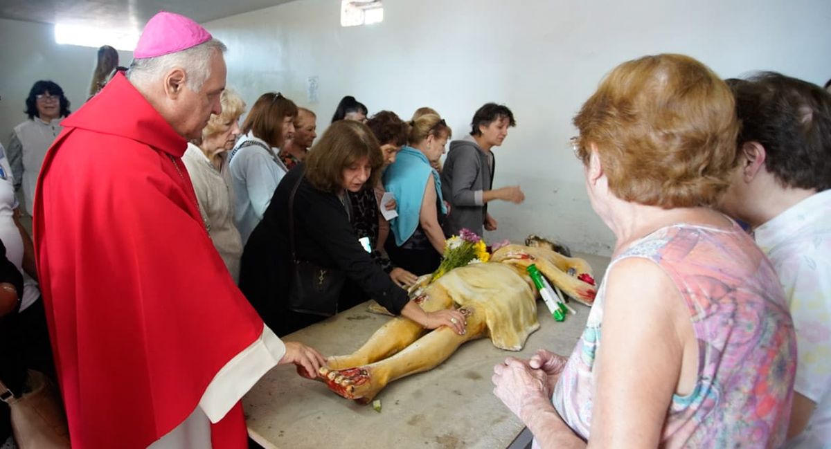 Los mendocinos que profesan la fe católica se reunieron junto a la imagen que representa a Jesucristo muerto, luego de ser crucificado