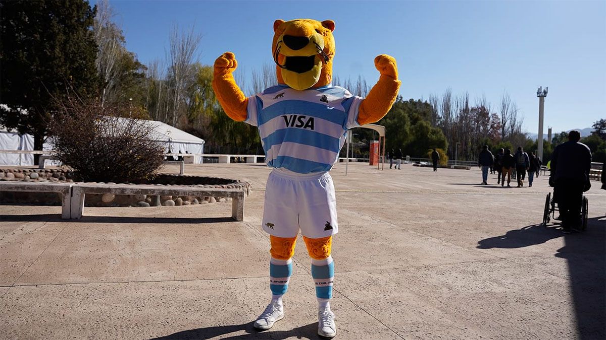 Jaguardo, la mascota de la selección argentina de rugby -Los Pumas-, hizo de las suyas en el Malvinas Argentinas. Jaguardo, la mascota de la selección argentina de rugby -Los Pumas-, hizo de las suyas en el Malvinas Argentinas.