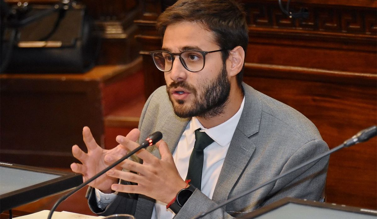 Emanuel Fugazzotto durante su exposición en la Legislatura.