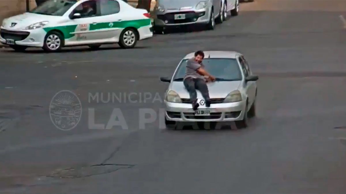 Video viral: se tiró arriba del capó de un auto