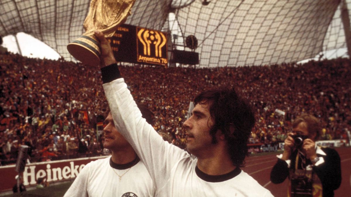 Gerd M&uuml;ller con la copa del Mundial 74.