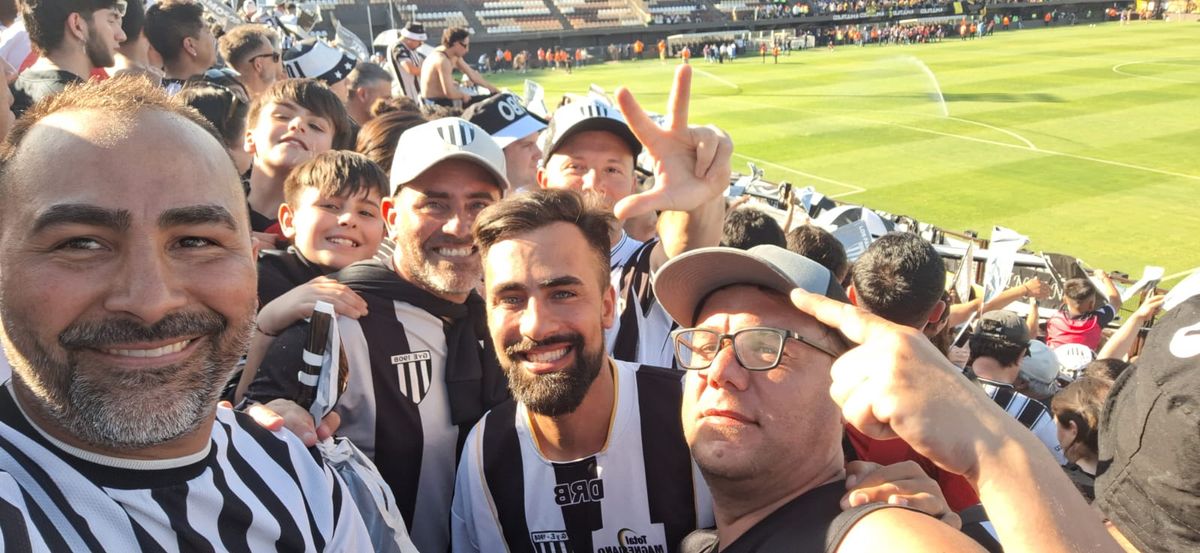 En cancha de Platense, este hincha del Lobo disfrutó junto a su familia.