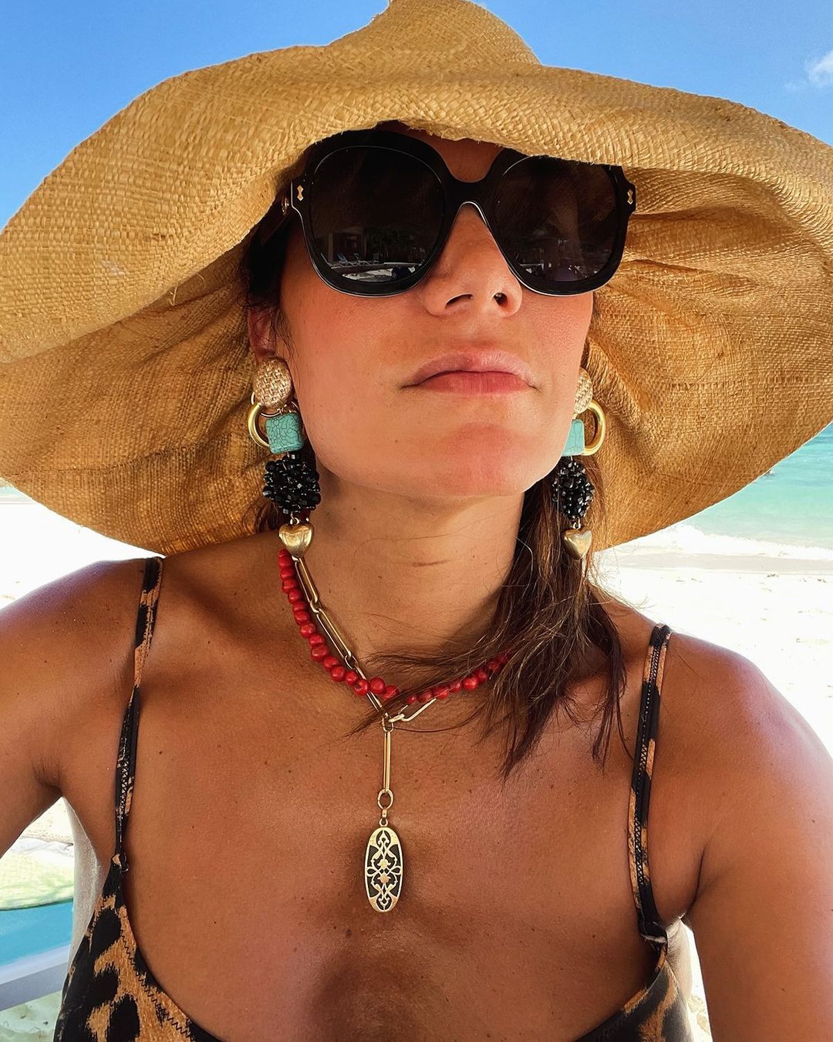 Desde el Caribe, Florencia de la V se suma al animal print en clave enteriza cavada y anticipa el verano. Desde el Caribe, Florencia de la V se suma al animal print en clave enteriza cavada y anticipa el verano.