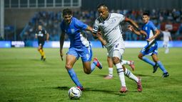 Sebastián Villa, de Independiente Rivadavia, protege la pelota ante un rival. Sebastián Villa, de Independiente Rivadavia, protege la pelota ante un rival.