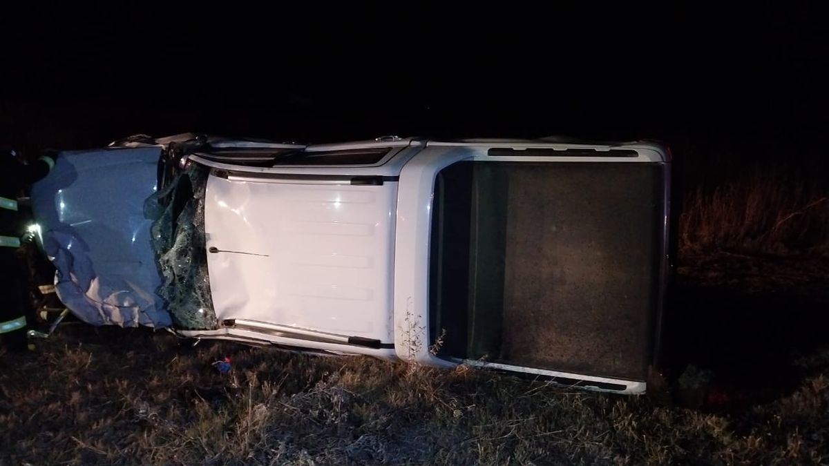 La camioneta Ford Ranger y el Renault 19 volcaron al costado de la ruta producto del impacto. La camioneta Ford Ranger y el Renault 19 volcaron al costado de la ruta producto del impacto.