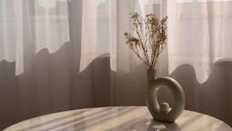 El minimalismo cálido no es solo una estética: es una forma de habitar. Propone hogares más conscientes, equilibrados y conectados con la naturaleza. Una tendencia que combina arquitectura, decoración y bienestar. Crédito: Freepik.