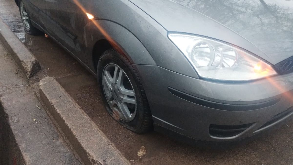 Varios autos tuvieron la rotura de dos cubiertas como consecuencia de un pozo en Godoy Cruz. Varios autos tuvieron la rotura de dos cubiertas como consecuencia de un pozo en Godoy Cruz.