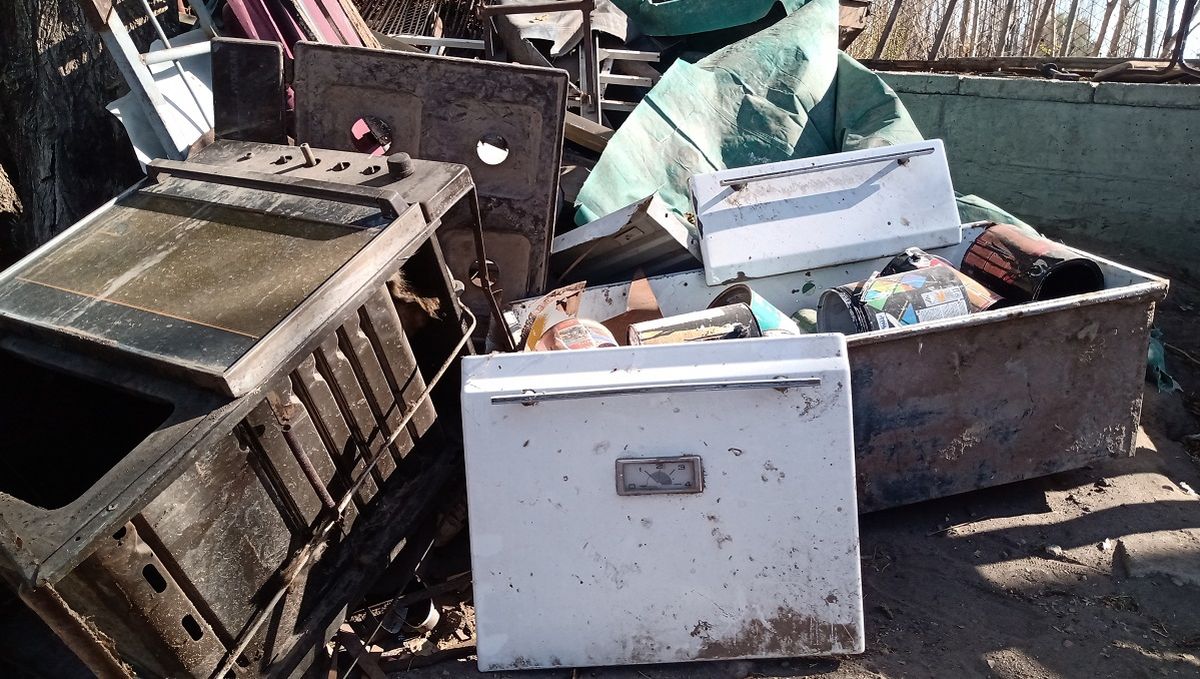 Usan calefones, lavarropas, heladeras, cocinas en desuso para la parte del fondo de la estufa porque es un metal resistente. Usan calefones, lavarropas, heladeras, cocinas en desuso para la parte del fondo de la estufa porque es un metal resistente.