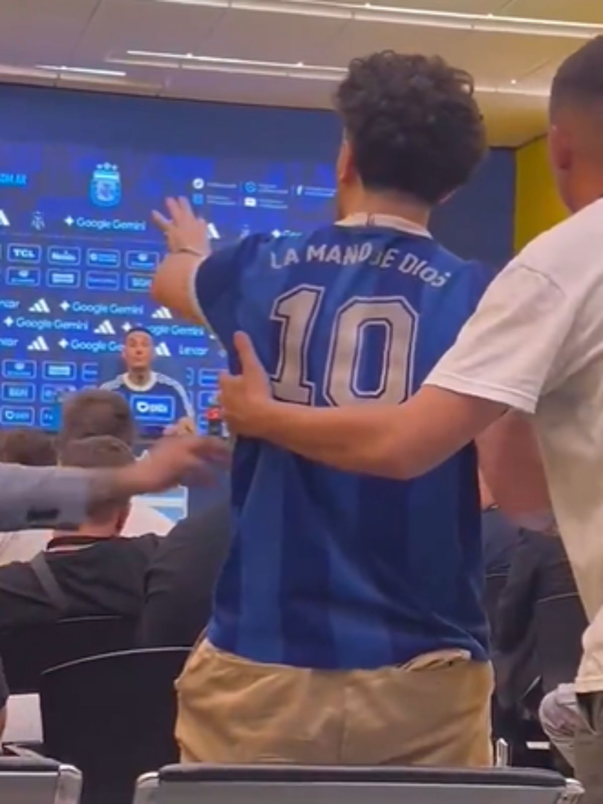 El intruso interrumpi&oacute; la conferencia de prensa, cuestion&oacute; la calidad de los rivales de la Selecci&oacute;n argentina, y hasta cerr&oacute; elogiando al franc&eacute;s Mbapp&eacute; antes de ser retirado por la seguridad.