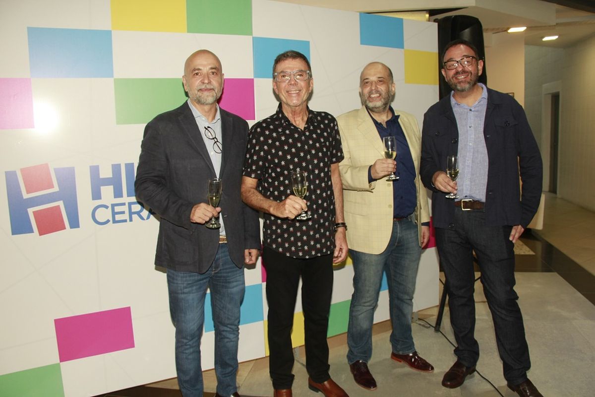 Carlos Stia, due&ntilde;o de la colecci&oacute;n de arte; Diego P&eacute;rez Colman, CEO Hipercer&aacute;mico; Daniel Rueda, director de ArteH&nbsp;y Hugo Albrieu, curador.