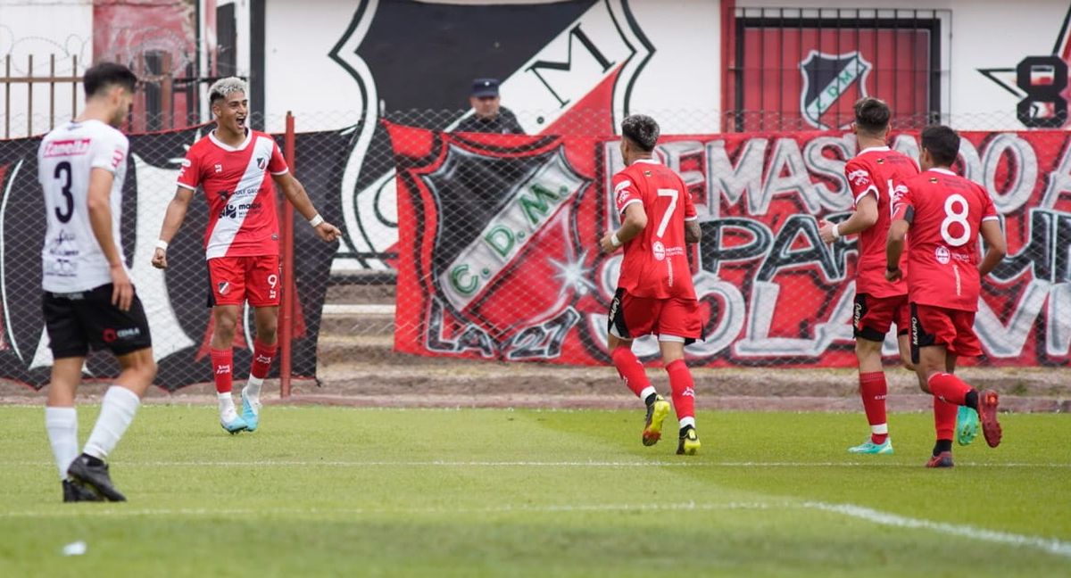 Ezequiel Almirón marcó un doblete para el Deportivo Maipú ante Estudiantes de Buenos Aires.